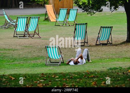 London, Großbritannien. September 2023. Besucher des St. James's Park während einer unerwarteten Herbstheizwelle, da die Rekorde an vier aufeinanderfolgenden Tagen mit 30 Grad celsius gebrochen werden. Danksagung: Elfte Stunde Fotografie/Alamy Live News Stockfoto