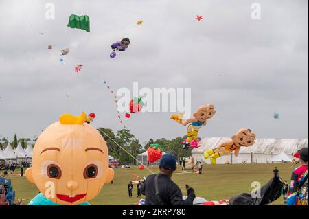 230226 -- PASIR GUDANG, 26. Februar 2023 -- Kites fliegen am Himmel während des 25. Pasir Gudang World Kite Festivals in Johor, Malaysia, 25. Februar 2023. Foto: /Xinhua MALAYSIA-PASIR GUDANG-KITE FESTIVAL ChongxVoonxChung PUBLICATIONxNOTxINxCHN Stockfoto