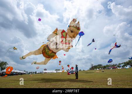 230226 -- PASIR GUDANG, 26. Februar 2023 -- Kites fliegen am Himmel während des 25. Pasir Gudang World Kite Festivals in Johor, Malaysia, 25. Februar 2023. Foto: /Xinhua MALAYSIA-PASIR GUDANG-KITE FESTIVAL ChongxVoonxChung PUBLICATIONxNOTxINxCHN Stockfoto
