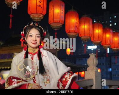 230227 -- LUOYANG, 27. Februar 2023 -- Ein Tourist posiert für Fotos in der antiken Stadt Luoyi in Luoyang, zentralchinesische Provinz Henan, 22. Februar 2023. Offizielle Daten zeigten, dass die Stadt im Januar 2023 10,31 Millionen Fahrten verzeichnete, was einem Umsatz von 6,28 Milliarden Yuan in Höhe von 902,44 Millionen US-Dollar entspricht, was einem Anstieg von 746,63 Prozent bzw. 690,06 Prozent gegenüber dem Vorjahr entspricht. CHINA-HENAN-LUOYANG-KULTUR- UND TOURISMUSBRANCHE CN LIXAN PUBLICATIONXNOTXINXCHN Stockfoto