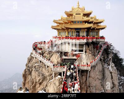 230227 -- LUOYANG, 27. Februar 2023 -- Touristen besuchen den landschaftlich reizvollen Ort des Laojun Berges im Luanchuan County von Luoyang, zentralchinesische Provinz Henan, 23. Februar 2023. Offizielle Daten zeigten, dass die Stadt im Januar 2023 10,31 Millionen Fahrten verzeichnete, was einem Umsatz von 6,28 Milliarden Yuan in Höhe von 902,44 Millionen US-Dollar entspricht, was einem Anstieg von 746,63 Prozent bzw. 690,06 Prozent gegenüber dem Vorjahr entspricht. CHINA-HENAN-LUOYANG-KULTUR- UND TOURISMUSBRANCHE CN LIXAN PUBLICATIONXNOTXINXCHN Stockfoto