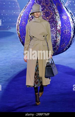 230228 -- PARIS, 28. Februar 2023 -- Ein Modell präsentiert eine Kreation von Christian Dior als Teil seiner Herbst/Winter 2023/2024 Kollektion während der Paris Fashion Week in Paris, Frankreich, am 28. Februar 2023. /Handout via Xinhua FRANCE-PARIS-FASHION WEEK-CHRISTIAN DIOR MeetEurope PUBLICATIONxNOTxINxCHN Stockfoto