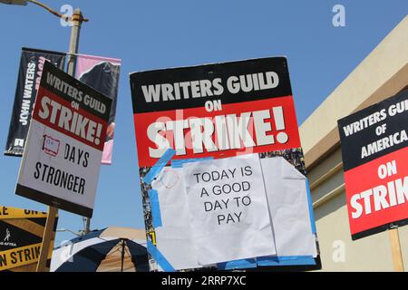 Today is A Good Day to Pay Sign in den WGA sag-AFTRA Strike Paramount Studios 8. September 2023 Stockfoto Stockfoto