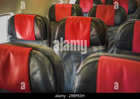 Leere Fluggastsitze in der Kabine. Sitzreihen in einem Flugzeug. Innenraum des Passagierflugzeugs. Sitze in der Economy-Klasse des Fahrerhauses. Niemand, nicht Stockfoto