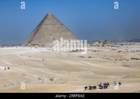 230302 -- KAIRO, 2. März 2023 -- Touristen besichtigen die Khufu-Pyramide in Gizeh, Ägypten, am 2. März 2023. Eine Entdeckung eines neun Meter langen und 2,10 Meter breiten Korridors hinter der Großen Pyramide von Gizeh, bekannt als Khufu-Pyramide, wurde am Donnerstag angekündigt. Der ägyptische Minister für Tourismus und Altertümer Ahmed Issa sagte, dass die Entdeckung das Ergebnis des internationalen ScanPyramiden-Projekts ist, das 2015 vom ägyptischen Ministerium für Altertümer ins Leben gerufen wurde, um die Struktur der Pyramiden zu untersuchen, ohne schädliche Bohrmethoden zu verwenden. ÄGYPTEN-GIZEH-KHUFU-PYRAMIDE-NEUE KORRIDOR-ENTDECKUNG AHMEDXGOMAA-PUBLIKATION Stockfoto