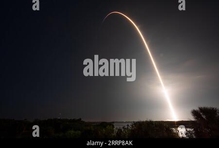 230302 -- WASHINGTON, 2. März 2023 -- dieses Langzeitfoto vom 2. März 2023 zeigt den Start der SpaceX Falcon 9-Rakete und des Dragon-Raumschiffs Endurance vom Kennedy Space Center in Florida, USA. Und SpaceX startete die Crew-6-Mission zur Internationalen Raumstation ISS am frühen Donnerstag. /Handout über Xinhua U.S.-FLORIDA--SPACEX-CREW-6 MISSION NASA PUBLICATIONxNOTxINxCHN Stockfoto