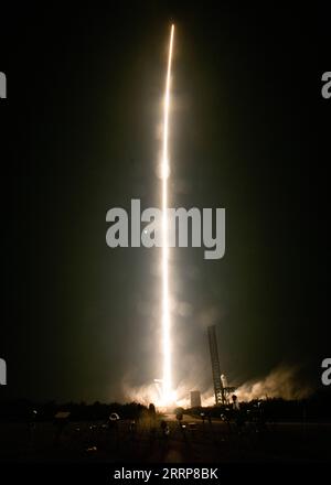 230302 -- WASHINGTON, 2. März 2023 -- dieses Langzeitfoto vom 2. März 2023 zeigt den Start der SpaceX Falcon 9-Rakete und des Dragon-Raumschiffs Endurance vom Kennedy Space Center in Florida, USA. Und SpaceX startete die Crew-6-Mission zur Internationalen Raumstation ISS am frühen Donnerstag. /Handout über Xinhua U.S.-FLORIDA--SPACEX-CREW-6 MISSION NASA PUBLICATIONxNOTxINxCHN Stockfoto