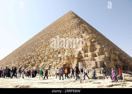 230302 -- KAIRO, 2. März 2023 -- Touristen besuchen die Khufu-Pyramide in Gizeh, Ägypten, am 2. März 2023. Eine Entdeckung eines neun Meter langen und 2,10 Meter breiten Korridors hinter der Großen Pyramide von Gizeh, bekannt als Khufu-Pyramide, wurde am Donnerstag angekündigt. Der ägyptische Minister für Tourismus und Altertümer Ahmed Issa sagte, dass die Entdeckung das Ergebnis des internationalen ScanPyramiden-Projekts ist, das 2015 vom ägyptischen Ministerium für Altertümer ins Leben gerufen wurde, um die Struktur der Pyramiden zu untersuchen, ohne schädliche Bohrmethoden zu verwenden. ÄGYPTEN-GIZEH-KHUFU-PYRAMIDE-NEUE KORRIDOR-ENTDECKUNG AHMEDXGOMAA PUBLICATIONXNOTXI Stockfoto