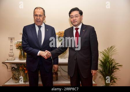 230302 -- NEU DELHI, 2. März 2023 -- der chinesische Außenminister Qin Gang trifft sich mit seinem russischen Amtskollegen Sergej Lawrow am Rande des Treffens der 20 G20-Außenminister in Neu-Delhi, Indien, am 2. März 2023. INDIEN-NEU-DELHI-CHINA-QIN-GANG-RUSSISCHES FM-TREFFEN JAVEDXDAR PUBLICATIONXNOTXINXCHN Stockfoto