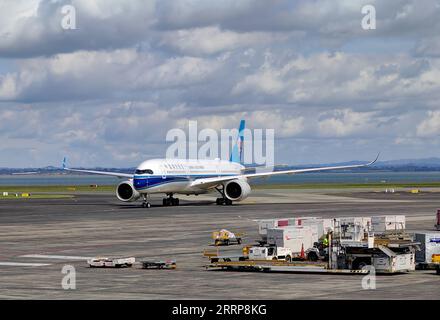 230303 -- AUCKLAND, 3. März 2023 -- der China Southern Airlines CZ305 Flug mit einer Gruppe chinesischer Touristen kommt am Auckland Flughafen in Auckland, Neuseeland, 3. März 2023 an. Eine Gruppe chinesischer Touristen an Bord der China Southern Airlines CZ305, die am Freitagabend am Flughafen Auckland ankam, wurde bei einer besonderen Zeremonie mit Geschenken und traditionellen Vorstellungen begrüßt. Die Tourgruppe von 61 chinesischen Reisenden ist die erste offizielle chinesische Tourgruppe, die seit Anfang 2020 in Neuseeland ankommt. ZUM MITNEHMEN: 1. Chinesische Tourgruppe landet in 3 Jahren in Neuseeland Foto von /Xinh Stockfoto