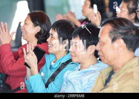 230303 -- AUCKLAND, 3. März 2023 -- Chinesische Touristen nehmen an einer Begrüßungszeremonie am Auckland Airport in Auckland, Neuseeland, 3. März 2023 Teil. Eine Gruppe chinesischer Touristen an Bord der China Southern Airlines CZ305, die am Freitagabend am Flughafen Auckland ankam, wurde bei einer besonderen Zeremonie mit Geschenken und traditionellen Vorstellungen begrüßt. Die Tourgruppe von 61 chinesischen Reisenden ist die erste offizielle chinesische Tourgruppe, die seit Anfang 2020 in Neuseeland ankommt. ZUM MITNEHMEN: 1. Chinesische Tourgruppe landet in Neuseeland in 3 Jahren NEUSEELAND-AUCKLAND-CHINESISCHE TOURGRUPPE GuoxLei PU Stockfoto