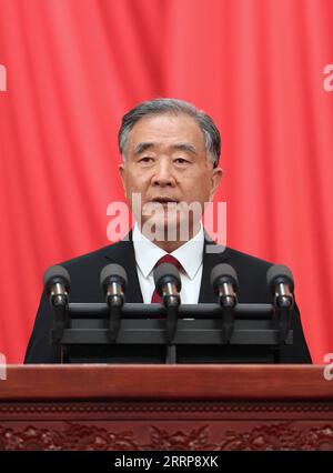 230304 -- PEKING, 4. März 2023 -- Wang Yang, Vorsitzender des 13. Nationalen Komitees der Politischen Konsultativkonferenz des chinesischen Volkes CPPCC, hält einen Arbeitsbericht des Ständigen Komitees des 13. CPPCC-Nationalkomitees während der Eröffnungssitzung der ersten Sitzung des 14. CPPCC-Nationalkomitees in der Großen Halle des Volkes in Peking, der Hauptstadt Chinas, am 4. März 2023. ZWEI SESSIONSCHINA-BEIJING-CPPCC-WANG YANG-REPORT CN DINGXHAITAO PUBLICATIONXNOTXINXCHN Stockfoto