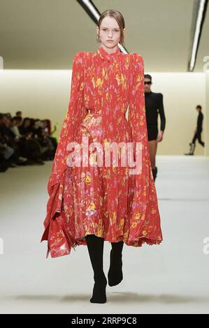 230306 -- PARIS, 6. März 2023 -- Ein Modell präsentiert eine Kreation von Balenciaga als Teil seiner Herbst/Winter 2023/2024 Pret-a-Porter-Kollektionen während der Pariser Fashion Week, in Paris, Frankreich, am 5. März 2023. MeetEurope/Handout via FRANCE-PARIS-FASHION WEEK-BALENCIAGA Xinhua PUBLICATIONxNOTxINxCHN Stockfoto