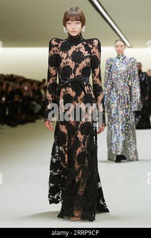 230306 -- PARIS, 6. März 2023 -- Ein Modell präsentiert eine Kreation von Balenciaga als Teil seiner Herbst/Winter 2023/2024 Pret-a-Porter-Kollektionen während der Pariser Fashion Week, in Paris, Frankreich, am 5. März 2023. MeetEurope/Handout via FRANCE-PARIS-FASHION WEEK-BALENCIAGA Xinhua PUBLICATIONxNOTxINxCHN Stockfoto