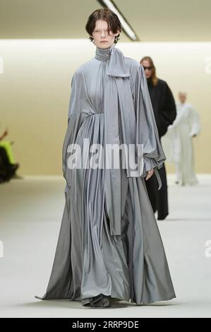 230306 -- PARIS, 6. März 2023 -- Ein Modell präsentiert eine Kreation von Balenciaga als Teil seiner Herbst/Winter 2023/2024 Pret-a-Porter-Kollektionen während der Pariser Fashion Week, in Paris, Frankreich, am 5. März 2023. MeetEurope/Handout via FRANCE-PARIS-FASHION WEEK-BALENCIAGA Xinhua PUBLICATIONxNOTxINxCHN Stockfoto
