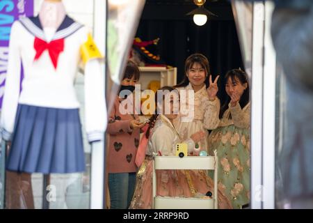 230307 -- BUSAN, 7. März 2023 -- Touristen versuchen traditionelle Kleidung in einem Hanbok-Verleih im Gamcheon Culture Village in Busan, Südkorea, 7. März 2023. Das Gamcheon Culture Village liegt am Fuße eines Küstenbergs in Busan und ist berühmt für seine Treppenhäuser und Gassen mit Wandmalereien und Skulpturen. SÜDKOREA-BUSAN-GAMCHEON KULTURDORF WANGXYILIANG PUBLICATIONXNOTXINXCHN Stockfoto