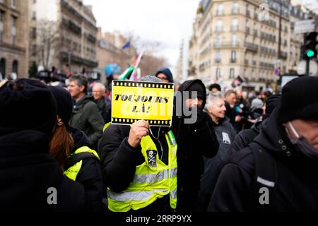 230307 -- PARIS, 7. März 2023 -- am 7. März 2023 in Paris, Frankreich, nehmen Menschen an einer Demonstration gegen den Rentenreformplan der Regierung Teil. Rund 1,28 Millionen Menschen protestierten am Dienstag in ganz Frankreich gegen den Rentenreformplan der Regierung, sagte das französische Innenministerium. Foto von /Xinhua FRANCE-PARIS-RENTENREFORM-PLAN-DEMONSTRATION GlennxGervot PUBLICATIONxNOTxINxCHN Stockfoto