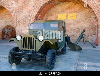 Sowjetisches Auto und Mörser des Zweiten Weltkriegs. Inschriften: „Der Wagen GAZ-67B wurde im Automobilwerk Gorky hergestellt“ und „der 120-mm-Mörtel war p Stockfoto