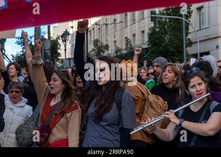 230308 -- ATHEN, 8. März 2023 -- die Leute schreien Parolen während einer Demonstration in Athen, Griechenland, am 8. März 2023. Die griechische Regierung kündigte am Mittwoch eine Reihe von Maßnahmen zur Verbesserung der Sicherheit des Eisenbahnsystems an, nachdem in der vergangenen Woche in Zentralgriechenland eine Zugkollision stattgefunden hatte, die 57 Todesopfer gefordert hatte. Ebenfalls am Mittwoch trafen Tausende Demonstranten auf die Straßen Athens und anderer Städte im ganzen Land, als Gewerkschaften einen 24-stündigen landesweiten Streik über die Tragödie ausriefen. GRIECHENLAND-ATHEN-DEMONSTRATION MariosxLolos PUBLICATIONxNOTxINxCHN Stockfoto