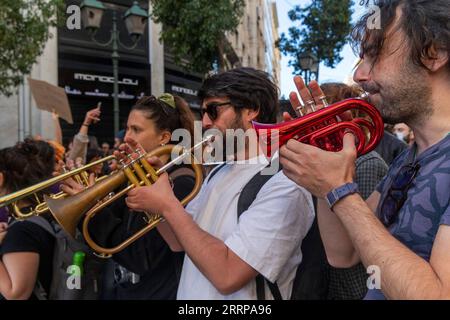 230308 -- ATHEN, 8. März 2023 -- Musiker treten während einer Demonstration in Athen, Griechenland, am 8. März 2023 auf. Die griechische Regierung kündigte am Mittwoch eine Reihe von Maßnahmen zur Verbesserung der Sicherheit des Eisenbahnsystems an, nachdem in der vergangenen Woche in Zentralgriechenland eine Zugkollision stattgefunden hatte, die 57 Todesopfer gefordert hatte. Ebenfalls am Mittwoch trafen Tausende Demonstranten auf die Straßen Athens und anderer Städte im ganzen Land, als Gewerkschaften einen 24-stündigen landesweiten Streik über die Tragödie ausriefen. GRIECHENLAND-ATHEN-DEMONSTRATION MariosxLolos PUBLICATIONxNOTxINxCHN Stockfoto