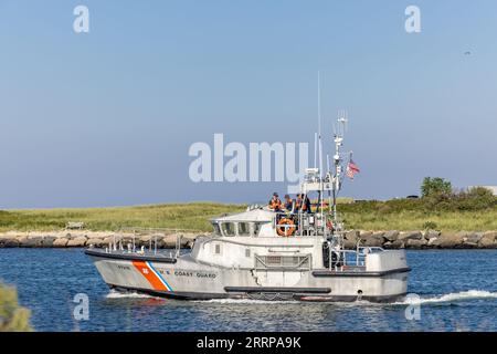 Cutter der US Coast Guard, #47136, auf dem Weg von der Montauk Coast Guard Station Stockfoto