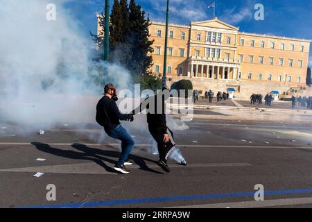 230308 -- ATHEN, 8. März 2023 -- Demonstranten stoßen bei einer Demonstration vor dem griechischen Parlament in Athen, Griechenland, am 8. März 2023 auf die Polizei. Die griechische Regierung kündigte am Mittwoch eine Reihe von Maßnahmen zur Verbesserung der Sicherheit des Eisenbahnsystems an, nachdem in der vergangenen Woche in Zentralgriechenland eine Zugkollision stattgefunden hatte, die 57 Todesopfer gefordert hatte. Ebenfalls am Mittwoch trafen Tausende Demonstranten auf die Straßen Athens und anderer Städte im ganzen Land, als Gewerkschaften einen 24-stündigen landesweiten Streik über die Tragödie ausriefen. GRIECHENLAND-ATHEN-DEMONSTRATION MariosxLolos PUBLICATIONxNOTxINxCHN Stockfoto