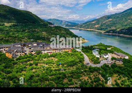 230310 -- PEKING, 10. März 2023 -- dieses Luftbild vom 19. Mai 2022 zeigt einen Blick auf den Wushan-Abschnitt des Yangtze-Flusses in der südwestchinesischen Gemeinde Chongqing. Xinhua Schlagzeilen: Beobachtung der Demokratie der chinesischen Bevölkerung während des gesamten Prozesses in zwei Sitzungen WangxQuanchao PUBLICATIONxNOTxINxCHN Stockfoto