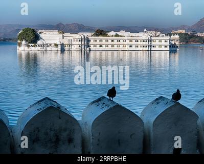 Der Lake Palace befindet sich auf einer kleinen Insel inmitten des Pichola-Sees in der Stadt Udaipur in Indien. Stockfoto