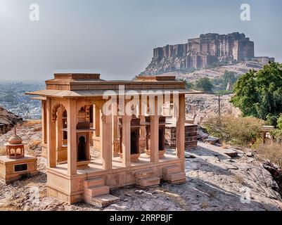 Auf dem Gelände des Wahrzeichen Jaswant Thada in Jodhpur befindet sich ein Feuerbestattung-Denkmal. Im Hintergrund schützt die Festung Mehrangarh die Stadt vor dem Stockfoto