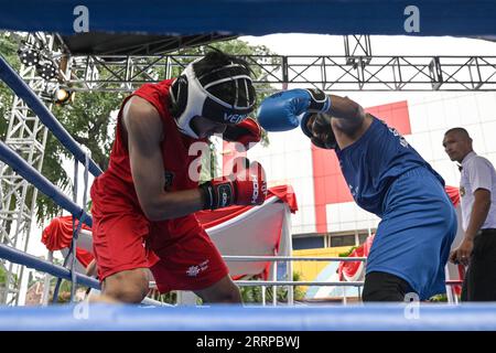 230311 -- JAKARTA, 11. März 2023 -- Amateurboxer treten während der Jakarta Boxing Open in Jakarta, Indonesien, am 11. März 2023 an. SPINDONESIA-JAKARTA-BOXWETTBEWERB AGUNGXKUNCAHYAXB. PUBLICATIONxNOTxINxCHN Stockfoto