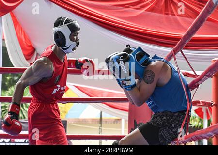 230311 -- JAKARTA, 11. März 2023 -- Amateurboxer treten während der Jakarta Boxing Open in Jakarta, Indonesien, am 11. März 2023 an. SPINDONESIA-JAKARTA-BOXWETTBEWERB AGUNGXKUNCAHYAXB. PUBLICATIONxNOTxINxCHN Stockfoto