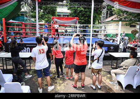 230311 -- JAKARTA, 11. März 2023 -- die Leute beobachten, wie die Amateurboxer während der Jakarta Boxing Open in Jakarta, Indonesien, am 11. März 2023 gegeneinander antreten. SPINDONESIA-JAKARTA-BOXWETTBEWERB AGUNGXKUNCAHYAXB. PUBLICATIONxNOTxINxCHN Stockfoto