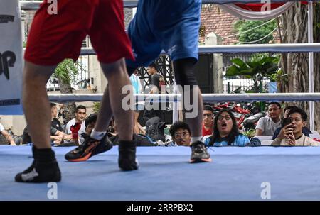 230311 -- JAKARTA, 11. März 2023 -- Leute beobachten, wie Amateurboxer während der Jakarta Boxing Open in Jakarta, Indonesien, am 11. März 2023 gegeneinander antreten. SPINDONESIA-JAKARTA-BOXWETTBEWERB AGUNGXKUNCAHYAXB. PUBLICATIONxNOTxINxCHN Stockfoto