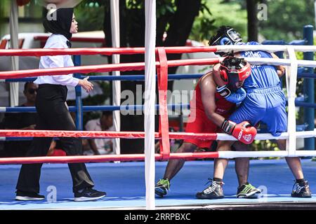 230311 -- JAKARTA, 11. März 2023 -- Amateurboxer treten während der Jakarta Boxing Open in Jakarta, Indonesien, am 11. März 2023 an. SPINDONESIA-JAKARTA-BOXWETTBEWERB AGUNGXKUNCAHYAXB. PUBLICATIONxNOTxINxCHN Stockfoto