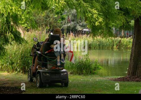 London, Vereinigtes Königreich. September 2023. Ein älterer Mann auf einem mobilen Roller, der Schutz vor den hohen Temperaturen im Schatten in West-London findet. Cristina Massei/Alamy Stockfoto