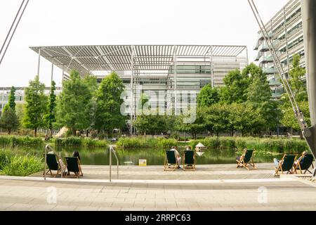 London, Vereinigtes Königreich. September 2023. Mittagspause in der Sonne im Chiswick Business Park, West London. Cristina Massei/Alamy Stockfoto