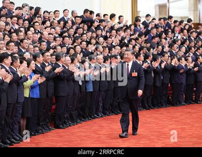 Nachrichten Themen der Woche KW11 Nachrichten Bilder des Tages 230313 -- PEKING, 13. März 2023 -- Xi Jinping wendet sich an Abgeordnete des 14. Nationalen Volkskongresses NPC in der Großen Halle des Volkes in Peking, Hauptstadt von China, 13. März 2023. XI Jinping und andere chinesische Führer trafen sich mit den Abgeordneten und ließen Gruppenfotos mit ihnen nach der Abschlusssitzung der ersten Sitzung des 14. NPC machen. ZWEI SESSIONSCHINA-BEIJING-NPC-ABSCHLUSSTREFFEN CN JUXPENG PUBLICATIONXNOTXINXCHN Stockfoto