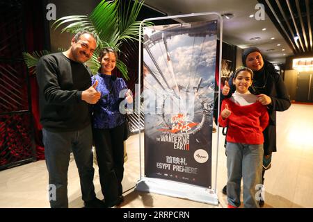 230313 -- KAIRO, 13. März 2023 -- Menschen posieren für ein Foto mit einem Poster des Films The Wandering Earth II in einem Theater in Gizeh, Ägypten, 11. März 2023. Die Premiere von Chinas neuestem Science-fiction-Blockbuster, The Wandering Earth II, zog am Samstag Hunderte ägyptische filmemacher, Science-fiction-Fans und Filmliebhaber in der ägyptischen Provinz Gizeh an. Nach dem Zeitplan wird die Wandering Earth 2 am 15. März offiziell in ägyptischen Theatern veröffentlicht. ÄGYPTEN-GIZEH-DIE WANDERERDE II-PREMIERE SUIXXIANKAI PUBLICATIONXNOTXINXCHN Stockfoto