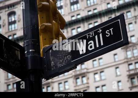 230313 -- NEW YORK, 13. März 2023 -- am 13. März 2023 wird Ein Wall Street-Schild in der Nähe der New Yorker Börse NYSE in New York, USA, gesehen. Die US-Aktien endeten am Montag gemischt. Der Dow fiel um 0,28 Prozent auf 31.819,14, der S&P 500 um 0,15 Prozent auf 3.855,76, während der Nasdaq um 0,45 Prozent auf 11.188,84. Foto von /Xinhua U.S.-NEW YORK-STOCKS MichaelxNagle PUBLICATIONxNOTxINxCHN Stockfoto