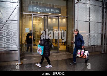 230313 -- NEW YORK, 13. März 2023 -- am 13. März 2023 gehen Menschen an einer Filiale der Signature Bank in New York, USA vorbei. Die New Yorker Signature Bank, ein wichtiger Kreditgeber in der Kryptobranche, wurde am Sonntag von den staatlichen Regulierungsbehörden wegen einer ähnlichen Ausnahme wegen systemischer Risiken geschlossen, wie das US-Finanzministerium, die Federal Reserve und die Federal Deposit Insurance Corporation FDIC in einer gemeinsamen Erklärung sagten. Foto von /Xinhua U.S.-NEW YORK-SIGNATURE BANK-CLOSURE MichaelxNagle PUBLICATIONxNOTxINxCHN Stockfoto