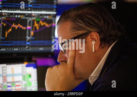 USA, Händel an der Börse in New York 230313 -- NEW YORK, 13. März 2023 -- Ein Händler arbeitet am 13. März 2023 auf dem Boden der New Yorker Börse NYSE in New York, USA. Die US-Aktien endeten am Montag gemischt. Der Dow fiel um 0,28 Prozent auf 31.819,14, der S&P 500 um 0,15 Prozent auf 3.855,76, während der Nasdaq um 0,45 Prozent auf 11.188,84. Foto von /Xinhua U.S.-NEW YORK-STOCKS MichaelxNagle PUBLICATIONxNOTxINxCHN Stockfoto