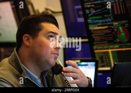 230313 -- NEW YORK, 13. März 2023 -- Ein Händler arbeitet am 13. März 2023 auf dem Boden der New Yorker Börse NYSE in New York, USA. Die US-Aktien endeten am Montag gemischt. Der Dow fiel um 0,28 Prozent auf 31.819,14, der S&P 500 um 0,15 Prozent auf 3.855,76, während der Nasdaq um 0,45 Prozent auf 11.188,84. Foto von /Xinhua U.S.-NEW YORK-STOCKS MichaelxNagle PUBLICATIONxNOTxINxCHN Stockfoto