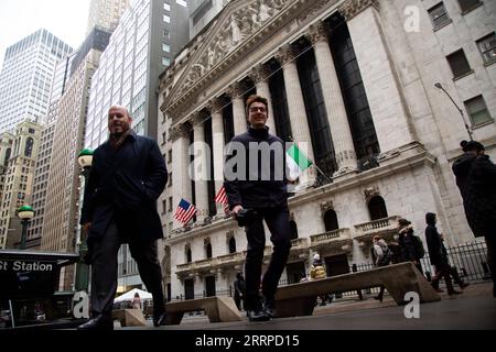 230313 -- NEW YORK, 13. März 2023 -- am 13. März 2023 laufen Menschen an der New Yorker Börse NYSE in New York, USA vorbei. Die US-Aktien endeten am Montag gemischt. Der Dow fiel um 0,28 Prozent auf 31.819,14, der S&P 500 um 0,15 Prozent auf 3.855,76, während der Nasdaq um 0,45 Prozent auf 11.188,84. Foto von /Xinhua U.S.-NEW YORK-STOCKS MichaelxNagle PUBLICATIONxNOTxINxCHN Stockfoto
