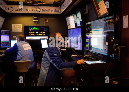 USA, Handel an der Börse in New York 230313 -- NEW YORK, 13. März 2023 -- Händler arbeiten am 13. März 2023 auf dem Boden der New Yorker Börse NYSE in New York, USA. Die US-Aktien endeten am Montag gemischt. Der Dow fiel um 0,28 Prozent auf 31.819,14, der S&P 500 um 0,15 Prozent auf 3.855,76, während der Nasdaq um 0,45 Prozent auf 11.188,84. Foto von /Xinhua U.S.-NEW YORK-STOCKS MichaelxNagle PUBLICATIONxNOTxINxCHN Stockfoto