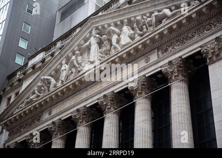 230313 -- NEW YORK, 13. März 2023 -- Foto aufgenommen am 13. März 2023 zeigt die New Yorker Börse NYSE in New York, USA. Die US-Aktien endeten am Montag gemischt. Der Dow fiel um 0,28 Prozent auf 31.819,14, der S&P 500 um 0,15 Prozent auf 3.855,76, während der Nasdaq um 0,45 Prozent auf 11.188,84. Foto von /Xinhua U.S.-NEW YORK-STOCKS MichaelxNagle PUBLICATIONxNOTxINxCHN Stockfoto