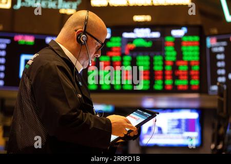 USA, Händel an der Börse in New York 230313 -- NEW YORK, 13. März 2023 -- Ein Händler arbeitet am 13. März 2023 auf dem Boden der New Yorker Börse NYSE in New York, USA. Die US-Aktien endeten am Montag gemischt. Der Dow fiel um 0,28 Prozent auf 31.819,14, der S&P 500 um 0,15 Prozent auf 3.855,76, während der Nasdaq um 0,45 Prozent auf 11.188,84. Foto von /Xinhua U.S.-NEW YORK-STOCKS MichaelxNagle PUBLICATIONxNOTxINxCHN Stockfoto