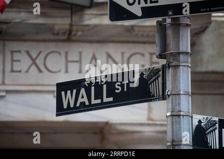230313 -- NEW YORK, 13. März 2023 -- am 13. März 2023 wird Ein Wall Street Schild vor der New York Stock Exchange NYSE in New York, USA, gesehen. Die US-Aktien endeten am Montag gemischt. Der Dow fiel um 0,28 Prozent auf 31.819,14, der S&P 500 um 0,15 Prozent auf 3.855,76, während der Nasdaq um 0,45 Prozent auf 11.188,84. Foto von /Xinhua U.S.-NEW YORK-STOCKS MichaelxNagle PUBLICATIONxNOTxINxCHN Stockfoto
