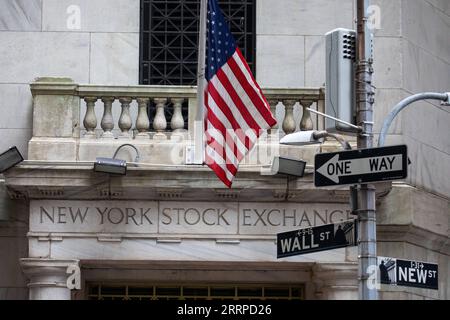 USA, Händel an der Börse in New York 230313 -- NEW YORK, 13. März 2023 -- Foto aufgenommen am 13. März 2023 zeigt die New Yorker Börse NYSE in New York, USA. Die US-Aktien endeten am Montag gemischt. Der Dow fiel um 0,28 Prozent auf 31.819,14, der S&P 500 um 0,15 Prozent auf 3.855,76, während der Nasdaq um 0,45 Prozent auf 11.188,84. Foto von /Xinhua U.S.-NEW YORK-STOCKS MichaelxNagle PUBLICATIONxNOTxINxCHN Stockfoto