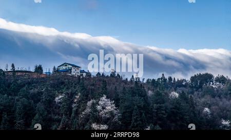 230314 -- CHONGQING, 14. März 2023 -- dieses Foto, das am 13. März 2023 aufgenommen wurde, zeigt Wolken über dem Berg Jinfo im südwestchinesischen Chongqing. Foto von /Xinhua CHINA-CHONGQING-CLOUDS CN QuxMingbin PUBLICATIONxNOTxINxCHN Stockfoto