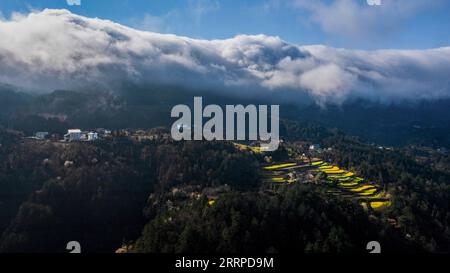 230314 -- CHONGQING, 14. März 2023 -- dieses Luftbild, das am 13. März 2023 aufgenommen wurde, zeigt Wolken über dem Jinfo-Berg im südwestchinesischen Chongqing. Foto von /Xinhua CHINA-CHONGQING-CLOUDS CN QuxMingbin PUBLICATIONxNOTxINxCHN Stockfoto